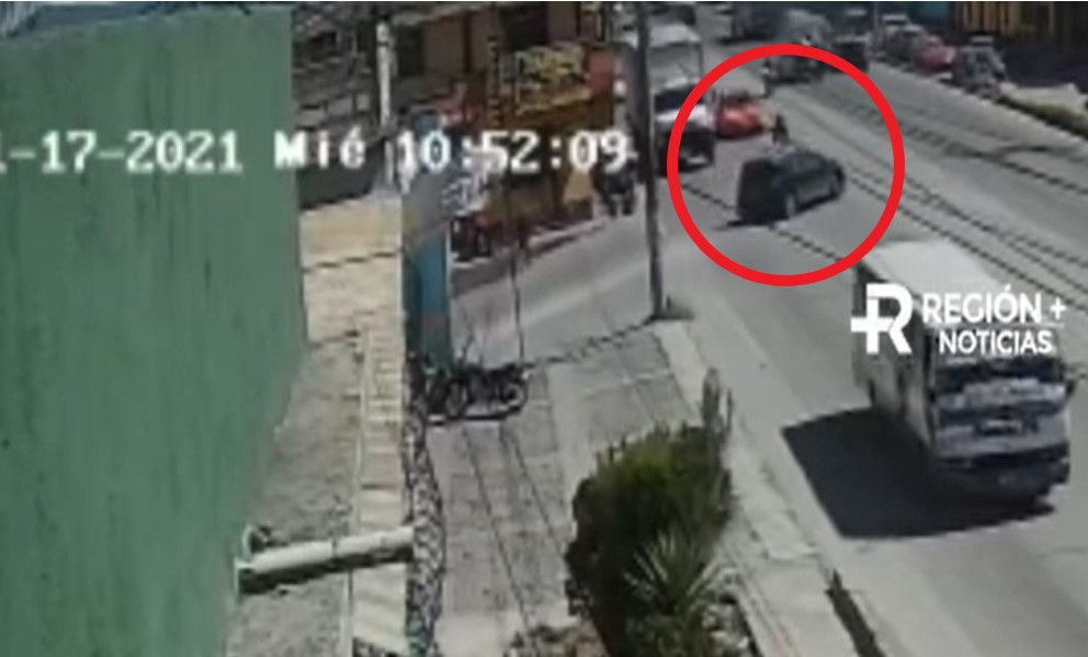 Cámara registra aparatoso accidente entre una moto y un vehículo, el motorista murió en lugar. (Foto Prensa Libre: Captura de video) 