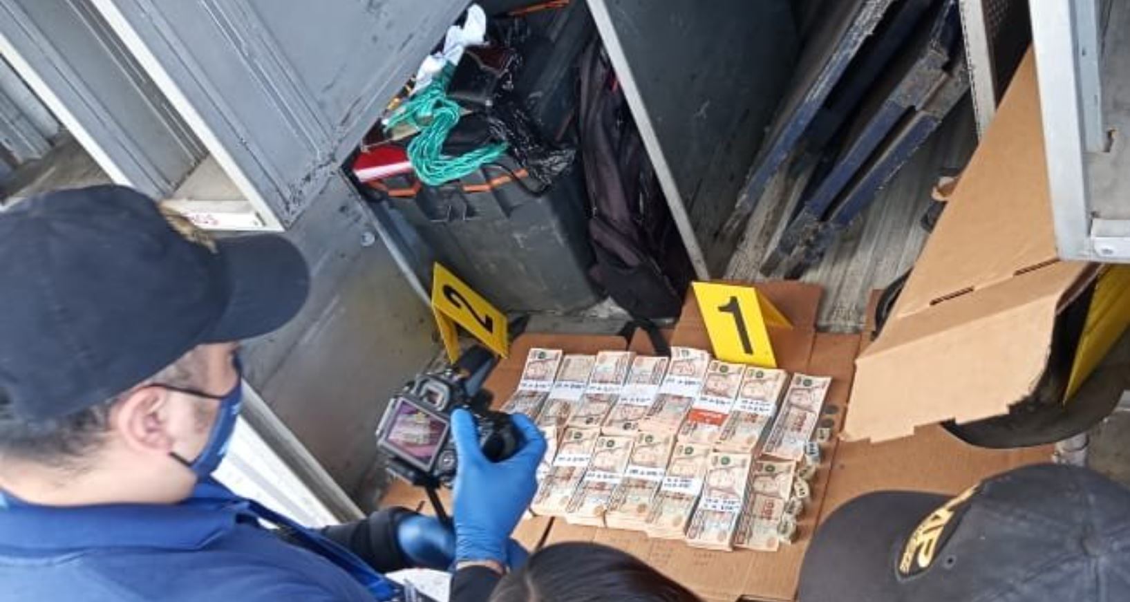Policía intercepta en Quetzaltenango a un motorista que llevaba un fuerte suma dinero. (Foto Prensa Libre: PNC) 