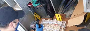 Policía intercepta en Quetzaltenango a un motorista que llevaba un fuerte suma dinero. (Foto Prensa Libre: PNC) 