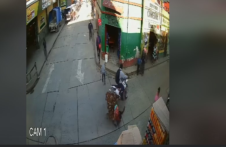 Este es el momento exacto en que un motorista atropella a una mujer en una calle de Carcha, Alta Verapaz. (Foto Prensa Libre: Captura de video)