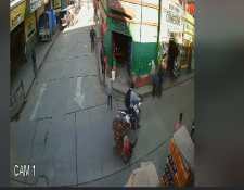 Este es el momento exacto en que un motorista atropella a una mujer en una calle de Carcha, Alta Verapaz. (Foto Prensa Libre: Captura de video)
