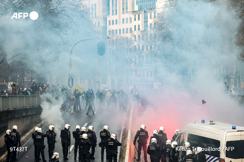 Decenas de personas han sido detenidas durante manifestaciones contra las medidas covid y la vacunación obligatoria en Europa. (Foto Prensa Libre: AFP)