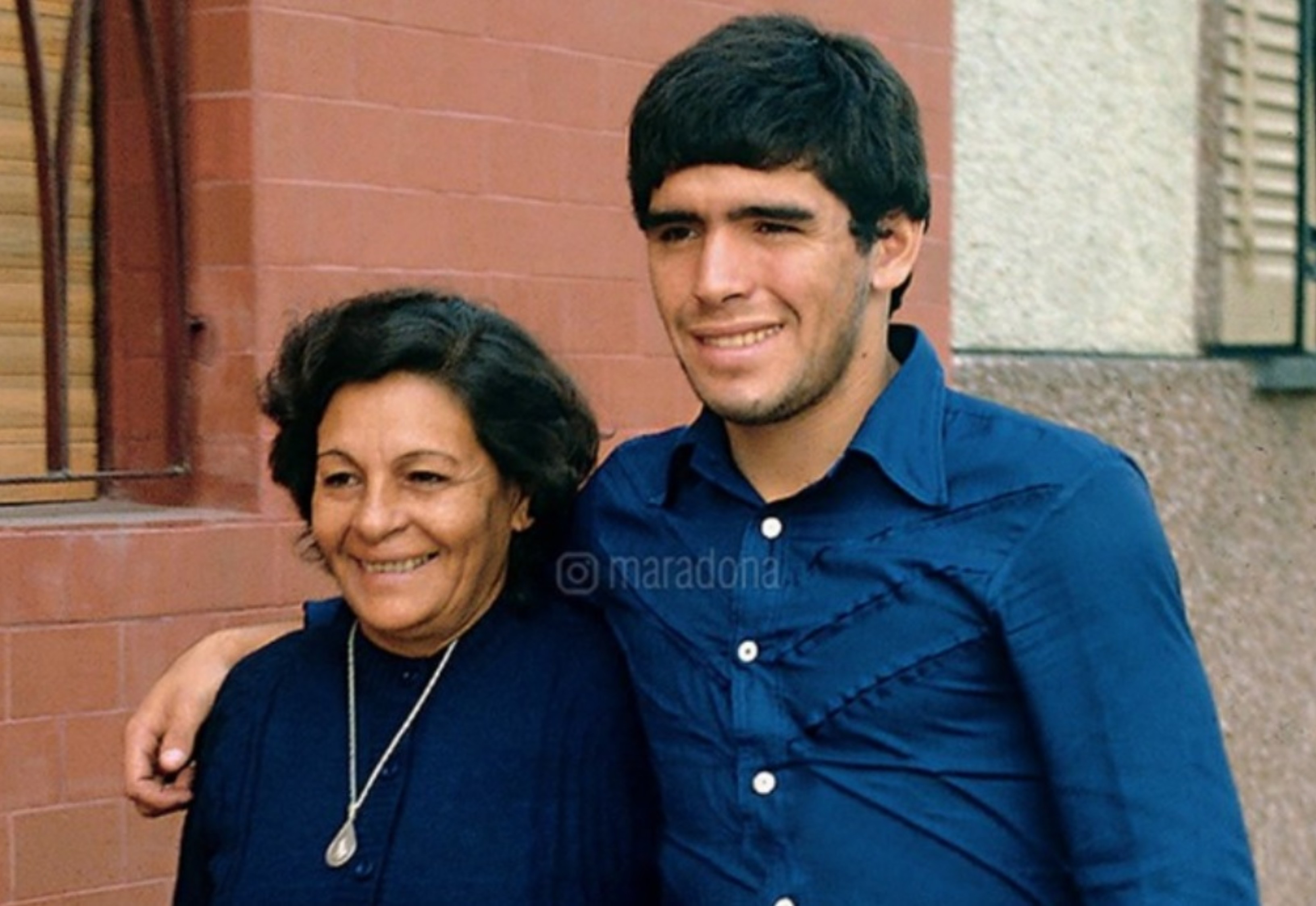 Maradona junto con su mamá Dalma Salvadora Franco (Doña Tota). El bien estelar de la subasta es la casa que le regaló a ella y su padre en el barrio de
Villa Deboto. Foto Diego Maradona Instagram. 
