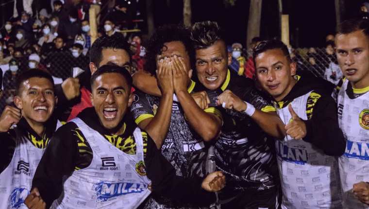 Los futbolistas de Marquense celebrando el 0-1 de Juan Jiménez ante Xinabajul en el Estadio Los Cuchumatanes. (Foto Prensa Libre: Marquense Facebook)