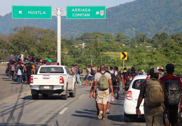 Autoridades mexicanas han tratado de detener a los miles de migrantes indocumentados que buscan llegar a EE. UU. (Foto Prensa Libre: EFE)