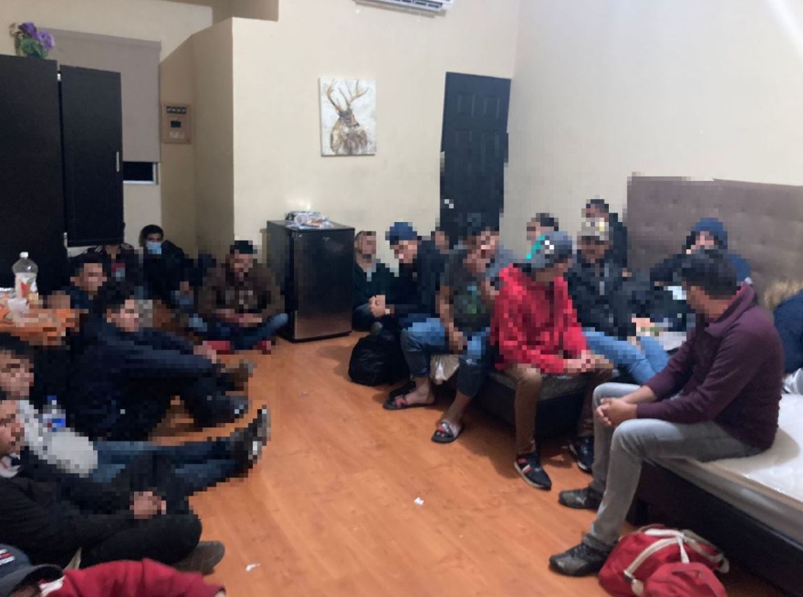Los 195 migrantes, en su mayoría de Guatemala, Honduras y El Salvador, fueron rescatados por autoridades mexicanas en el municipio de Apodaca, Nuevo León, México. (Foto Prensa Libre)