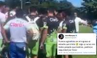 Los jugadores de Mixco en el centro del campo del Estadio La Asunción mientras Neto Bran cuenta lo que sucedió. (Foto Prensa Libre: Youtube)