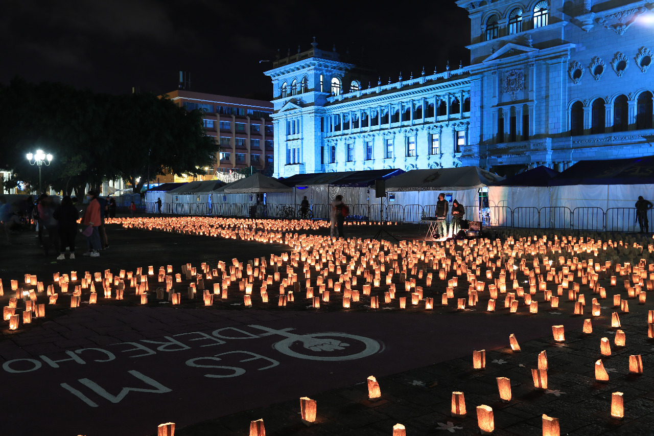 Con miles de velas, agrupación exige el cese de la violencia contra la mujer en el país. (Foto Prensa Libre: Byron García)