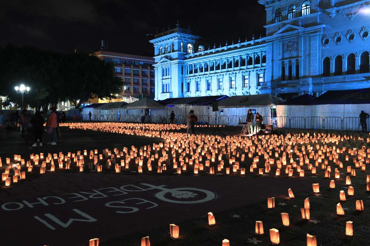 Cinco mil velas: el subliminal acto simbólico con el que denunciaron la violencia contra la mujer en Guatemala en la Plaza de la Constitución