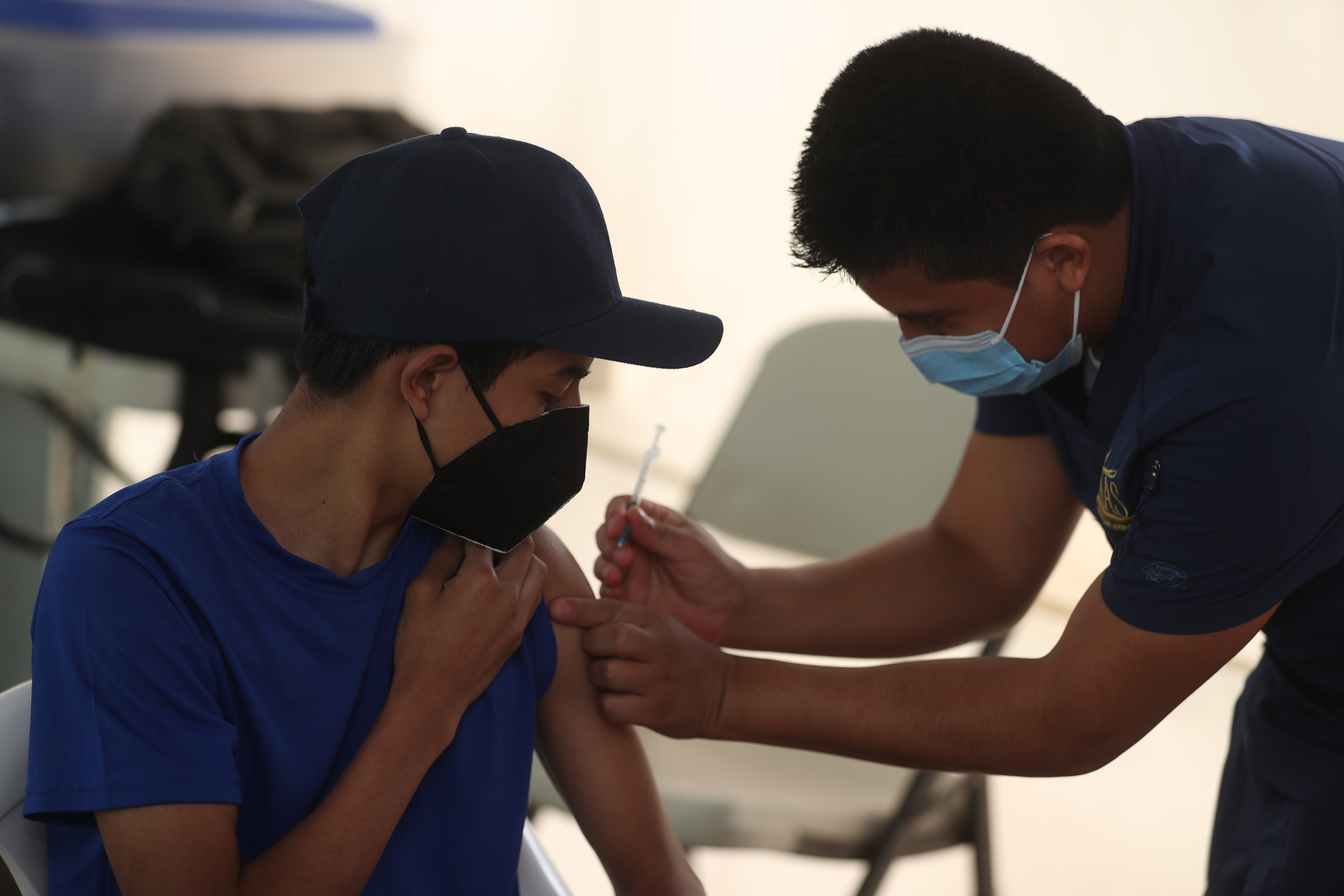 La vacunación para adolescentes empezó en octubre del 2021, sin embargo algunas dosis de vacunas se terminaron y otras se vencieron. (Foto, Prensa Libre: Hemeroteca PL).