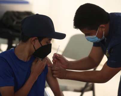 Esta semana se espera el ingreso de 273 mil dosis de Pfizer para continuar la vacunación de adolescentes