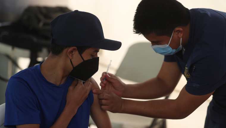La vacunación para adolescentes empezó en octubre del 2021, sin embargo algunas dosis de vacunas se terminaron y otras se vencieron. (Foto, Prensa Libre: Hemeroteca PL).