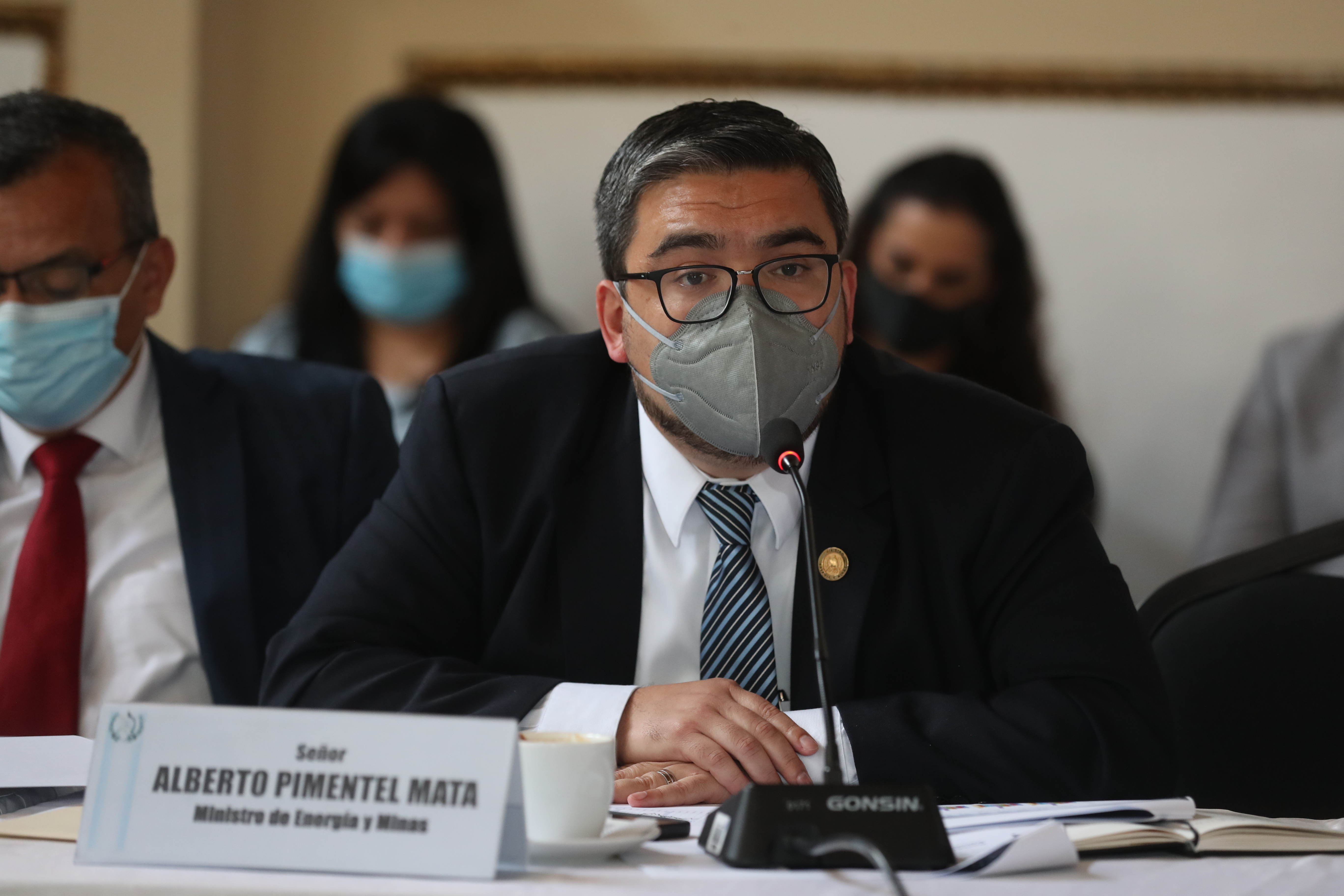 JEFES DE BLOQUE MINISTROS. Se llev a cabo la Instancia de Jefes de Bloque en el Congreso de la Repblica en donde se propusieron las agendas del da de la semana y tambin se invit a los ministros de Energas y Minas y, Finanzas Pblicas; as mismo a los viceministros de Seguridad Alimentaria y Nutricinal del MAGA y de Finanzas Pblicas. Para dialogar sobre el incremento en el precio de los combustibles y el gas. En la imagen, ministro de Energas y Minas, Alberto Pimentel Mata. Juan Diego Gonzlez. 081121