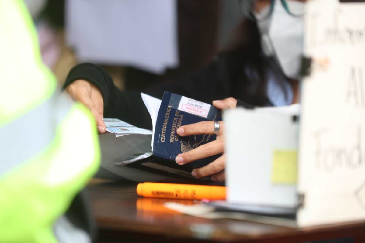 Migrantes guatemaltecos podrán tramitar pasaporte sin tener DPI