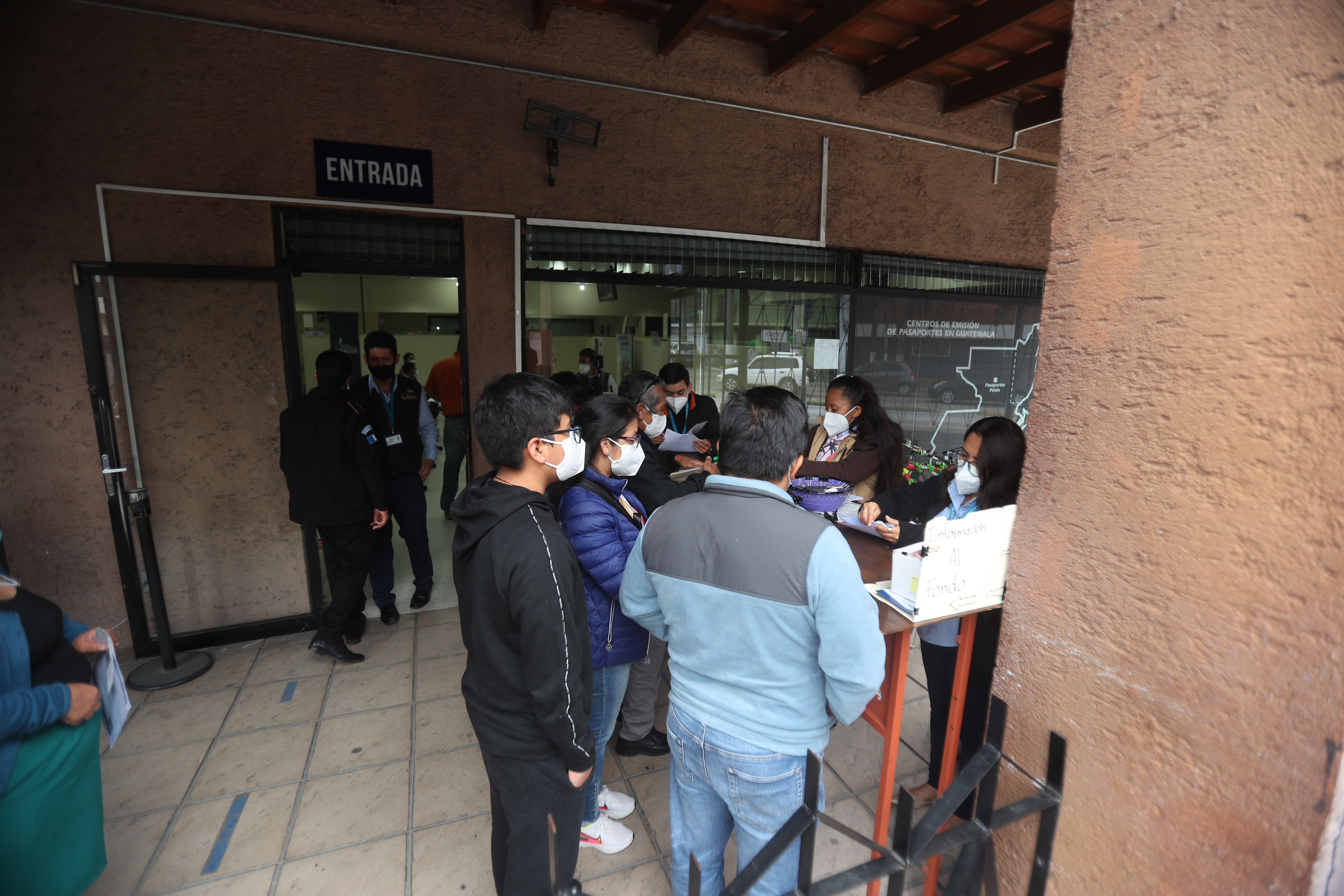 En esta administración se han caído dos licitaciones para adquirir más cartillas. (Foto Prensa Libre: Hemeroteca PL)
