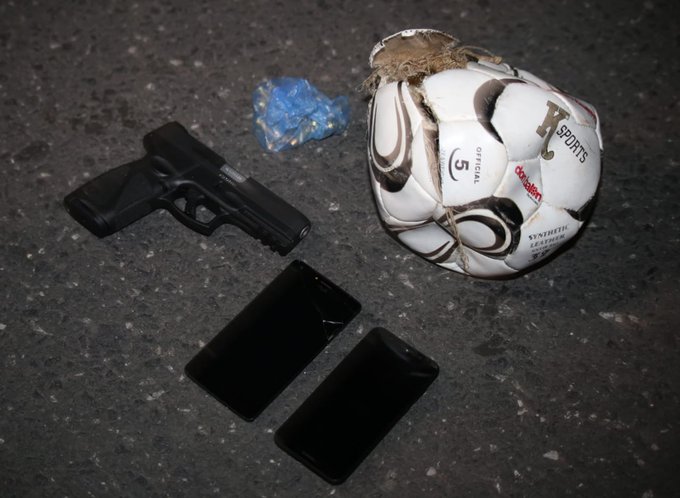 Un hombre de 28 años presunto integrante del Barrio 18 fue detenido por transportar dentro de una pelota de fútbol una pistola sin los permisos correspondientes. (Foto Prensa Libre: PNC) 
