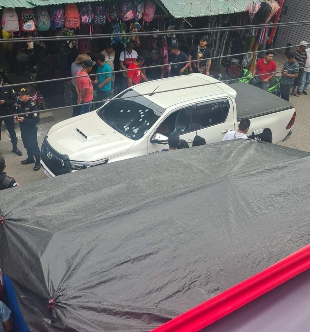 Comando armado ataca a tripulantes de un picop en La Mesilla Huehuetenango, el saldo fue de un muerto y un herido. (Foto Prensa Libre: Facebook) 