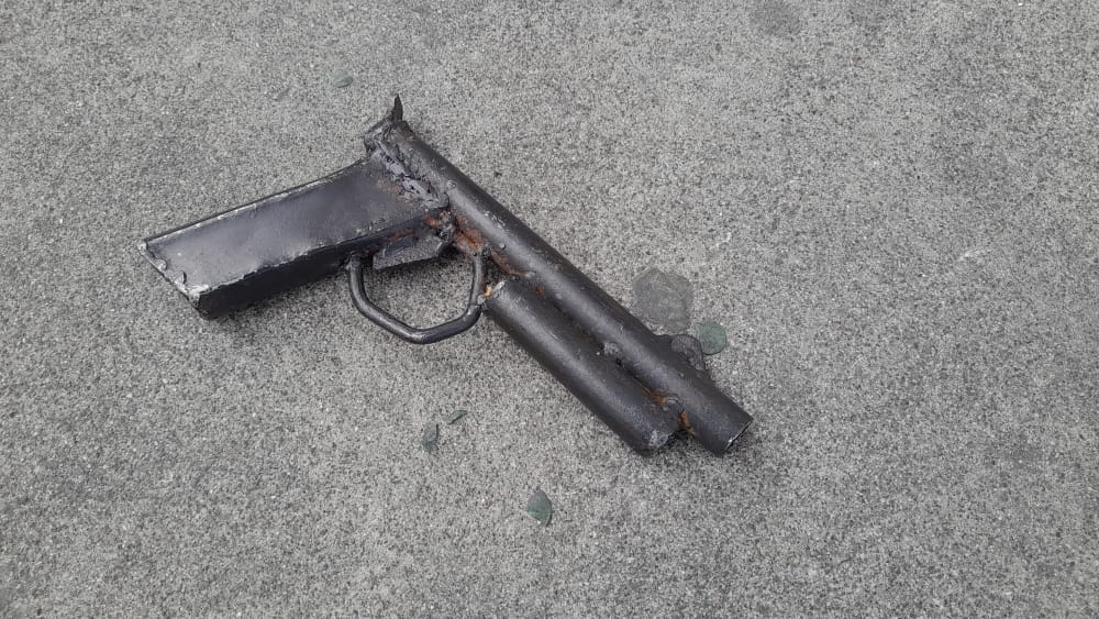 Un hombre de 53 año que fue detenido en la zona 9 capitalina robo con una pistola artesanal un vehículo. (Foto Prensa Libre: @PNCdeGuatemala) 