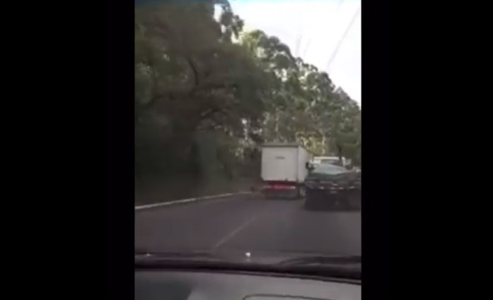 El conductor de un camión que viajaba a toda velocidad en Sacatepéquez estuvo a punto de provocar una tragedia. (Foto Prensa Libre: Captura de video)