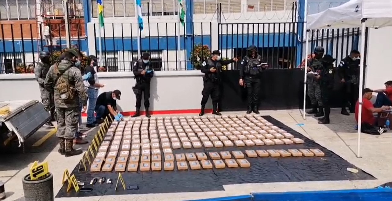 En el kilómetro 222 de ruta a la frontera con México las fuerzas de seguridad localizan en un doble fondo de un camión 200 paquetes con droga. (Foto Prensa Libre: Captura de video)