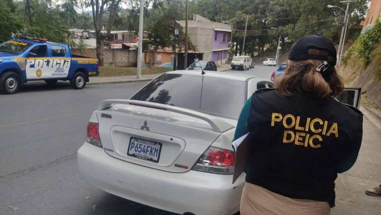 Un vehículo con reporte de robo fue utilizado para cometer un crimen en la zona 18, según la Policía Nacional Civil. (Foto Prensa Libre: PNC)