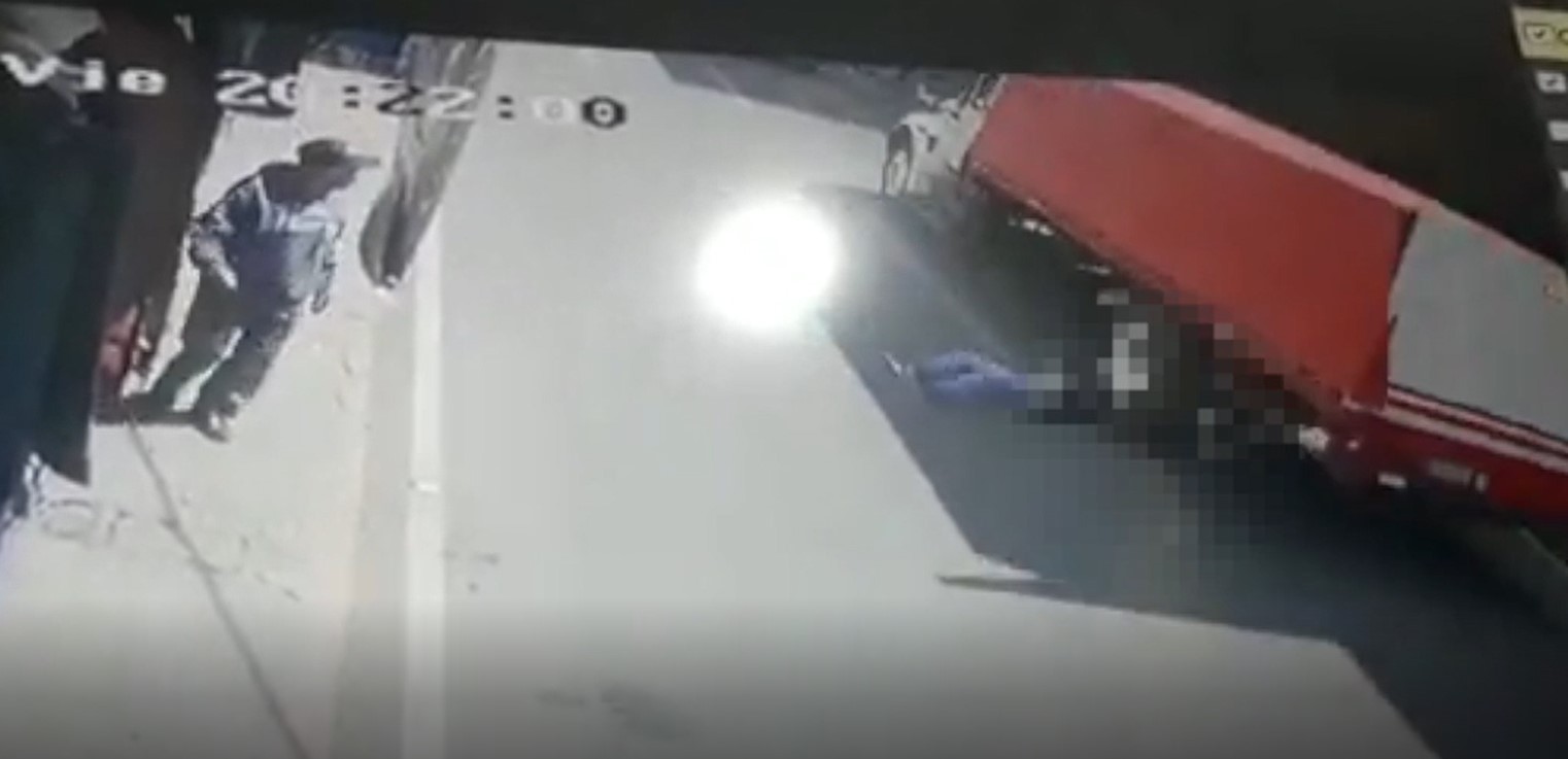 Un hombre observa el momento en que un peatón cae en una calle de Xela y muere arrollado. (Foto Prensa Libre: Captura de video)