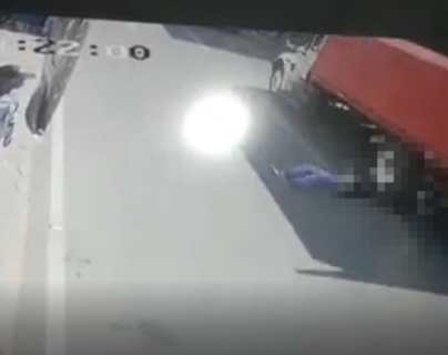 Video impactante: hombre se desploma sobre una calle en Xela y es arrollado por camión
