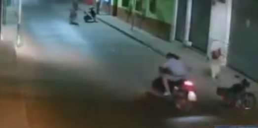 Cámara registra el robo de una moto en la zona 1 de Amatitlán, Guatemala. (Foto Prensa Libre: Captura de video)