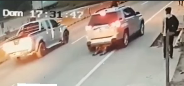 Cámara capta momento en que un vehículo arrastra el cadáver de un hombre. (Foto Prensa Libre: captura de video) 