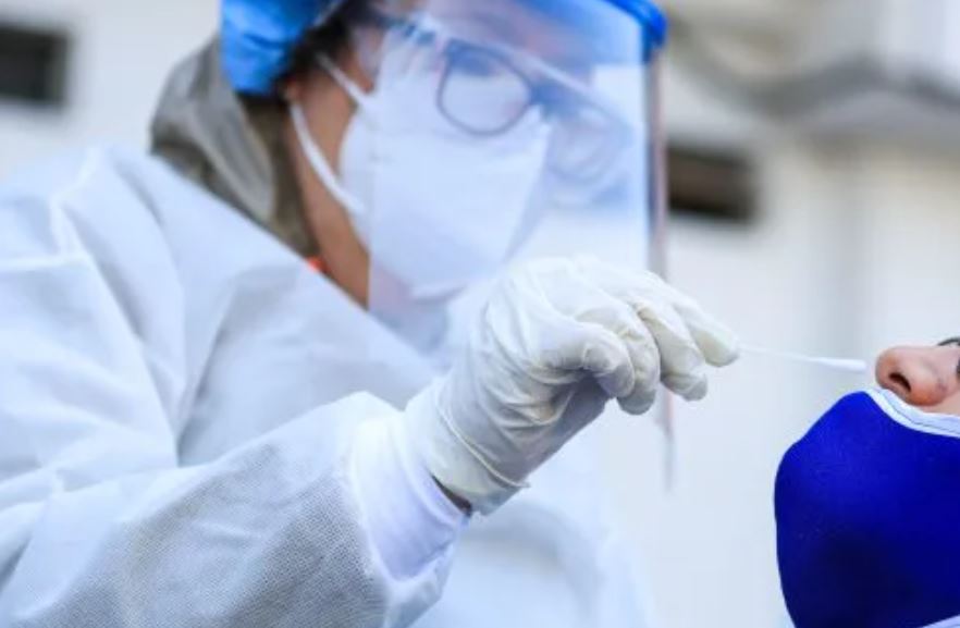 Una nueva variante del covid-19 fue detectada en África y causa preocupación. (Foto Prensa Libre: EFE) 