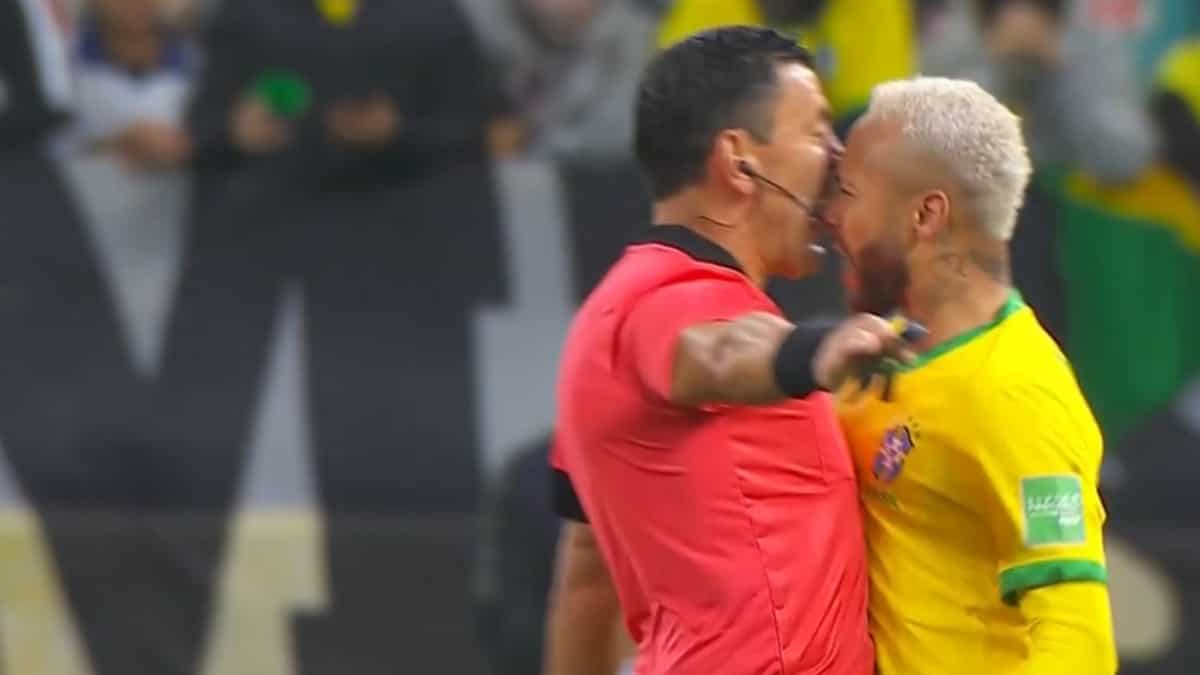 Neymar pechó al central chileno Roberto Tobar y no le mostró ninguna tarjeta. La estrella del PSG fue figura del juego, dio una asistencia, pero estuvo intenso en cada decisión arbitral y se metió con los jugadores rivales. Foto Prensa Libre: Captura de pantalla. 