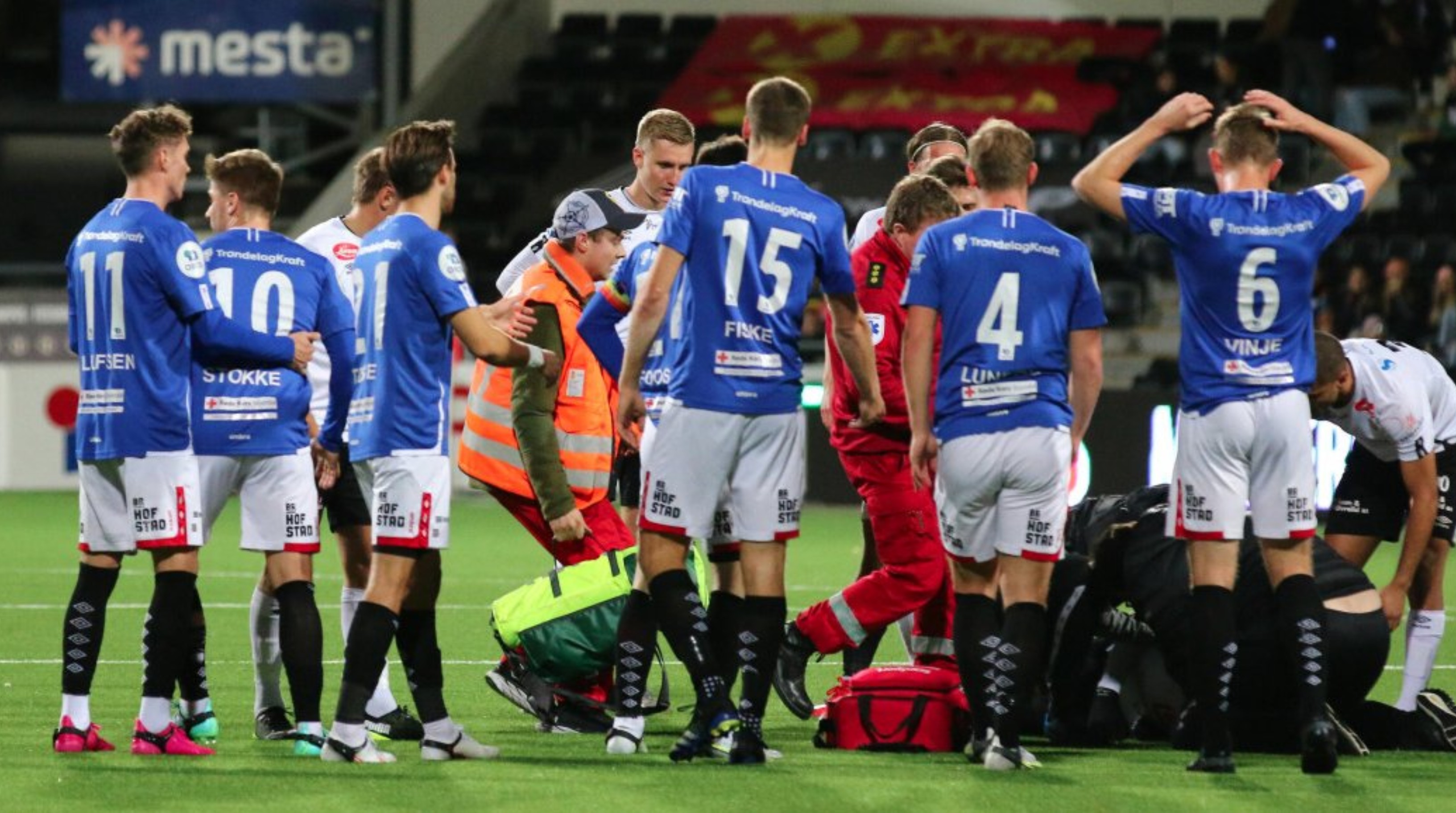El centrocampista islandés Emil Palsson se desplomó sobre el terreno de juego durante un partido de la segunda división noruega este lunes luego de haber sufrido un paro cardíaco, anunció su club, el Sogndal. Foto redes sociales.
