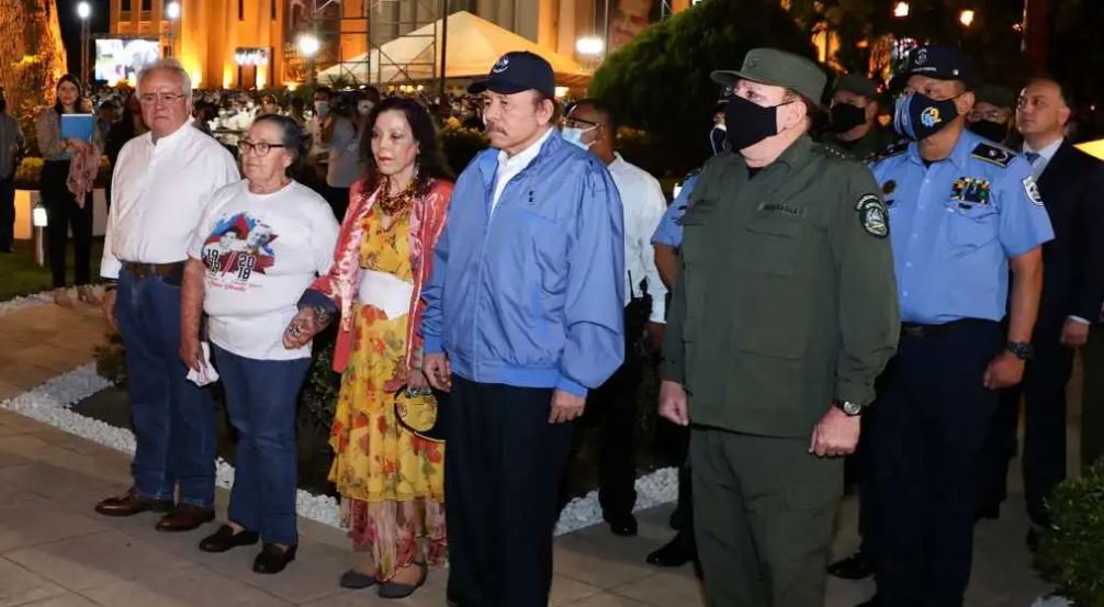 Estados Unidos ya ha emitido sanciones contra allegados al régimen de Daniel Ortega y su esposa, Rosario Murillo (centro). (Foto Prensa Libre: AFP)