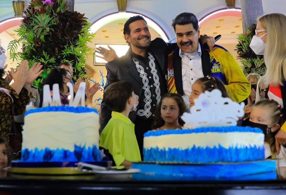 Pablo Montero junto a Nicolás Maduro en Venezuela. (Foto Prensa Libre: Tomada de @NicolasMaduro)