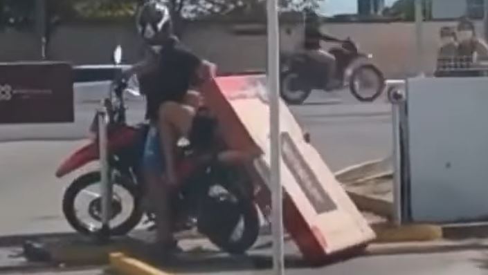 Momento en que una pantalla transportada en motocicleta topa con estructura metálica en México. (Foto Prensa Libre: Toma del Facebook de San Antonio Carrillo) 