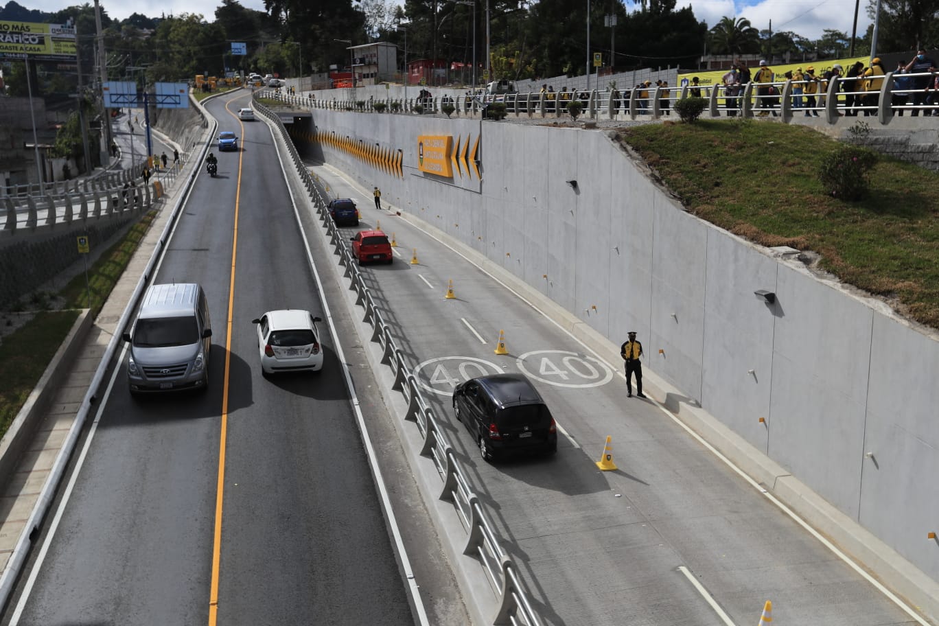 El paso a desnivel está ubicado en la intersección de la 20 calle con Muxbal y la carretera hacia Santa Catarina Pinula. (Foto Prensa Libre: Byron García)