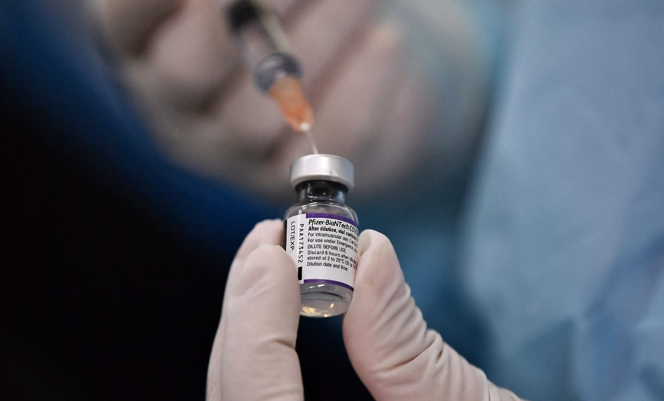 La vacuna de Pfizer puede ser utilizada para proteger a menores contra el covid-19. (Foto Prensa Libre: AFP)