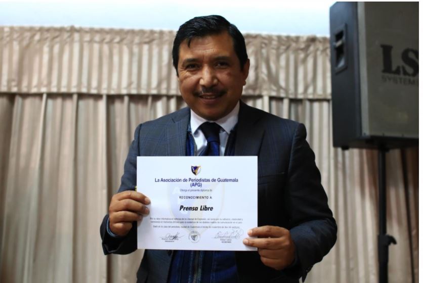 Periodista Gustavo Montenegro, editor dominical y de la Revista D, muestra el reconocimiento otorgado a Prensa Libre. (Foto Prensa Libre: Carlos Hernández)