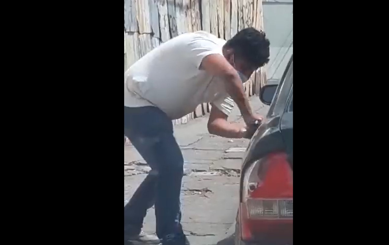Automovilista graba el instante en que un ladrón roba un carro en la zona 1 capitalina. (Foto Prensa Libre: Facebook) 