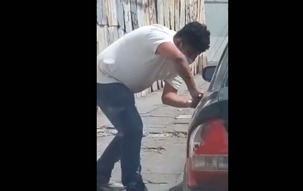 Video: automovilista graba y comenta momento en el que un sujeto roba un vehículo parqueado en la zona 1 capitalina