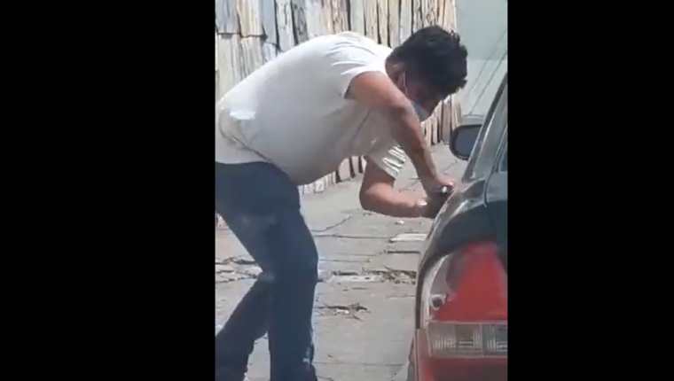Automovilista graba el instante en que un ladrón roba un carro en la zona 1 capitalina. (Foto Prensa Libre: Facebook) 