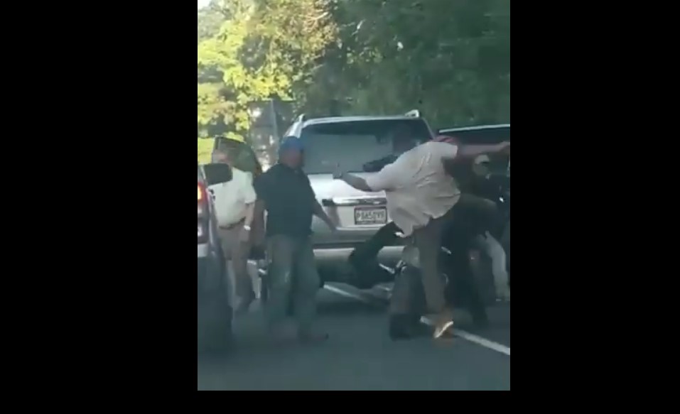 Graban altercado entre hombres armados y motorista en Cuyotenango, Suchitepéquez. (Foto Prensa Libre: Noti Seis/Facebook) 