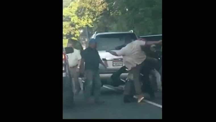 Graban altercado entre hombres armados y motorista en Cuyotenango, Suchitepéquez. (Foto Prensa Libre: Noti Seis/Facebook) 