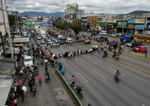 Manifestación en El Trébol complica el tránsito en la capital. (Foto Prensa Libre: Érick Ávila)