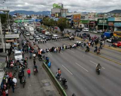 Manifestación en la capital complica el tránsito en la ruta Interamericana y calzada Roosevelt
