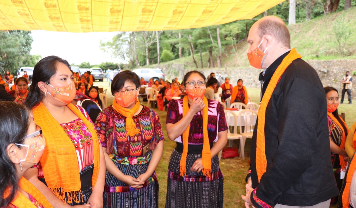 Embajador William Popp dialoga con lideresas indígenas de Chichicastenango, Quiché, (Foto Prensa Libre: Héctor Cordero).