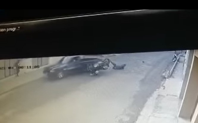 Choque entre moto y picop en la zona 4 de Huehuetenango queda registrado en video. (Foto Prensa Libre: Captura de video)