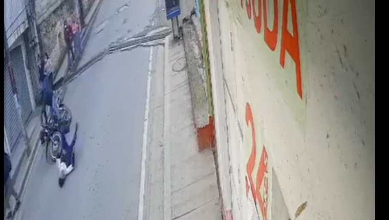Una cámara de seguridad capta el momento en que un motorista atropella a un peatón en una calle de Carchá, Alta Verapaz. (Foto Prensa Libre: Captura de video)
