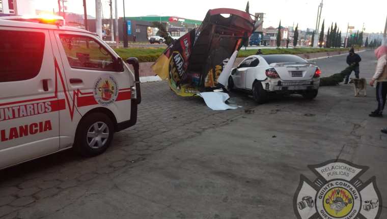 Un automovilista destruyó una parada de bus y arrancó un árbol durante un aparatoso accidente en la calzada La Independencia de Quetzaltenango. (Foto Prensa Libre: CBV)  