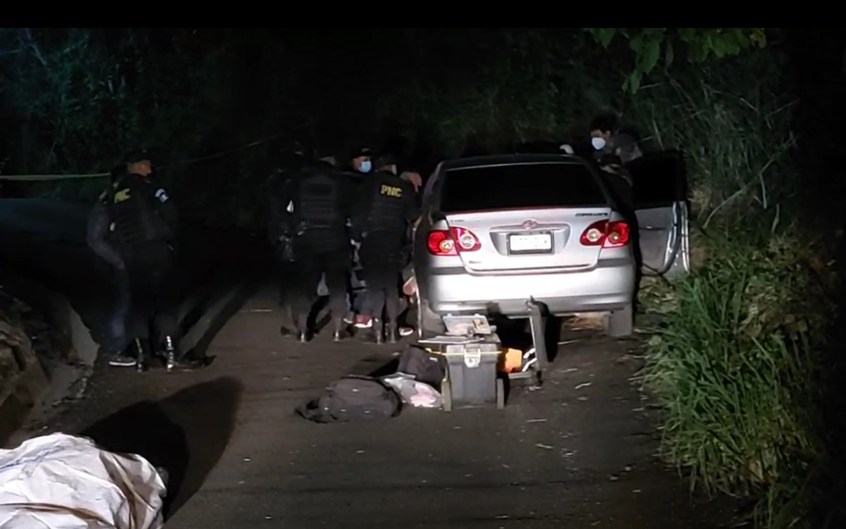 La Fiscalía investiga la muerte de un hombre cuyo cadáver fue encontrado en el baúl de un vehículo que fue abandonado en Amatitlán. (Foto Prensa Libre: Captura de video)